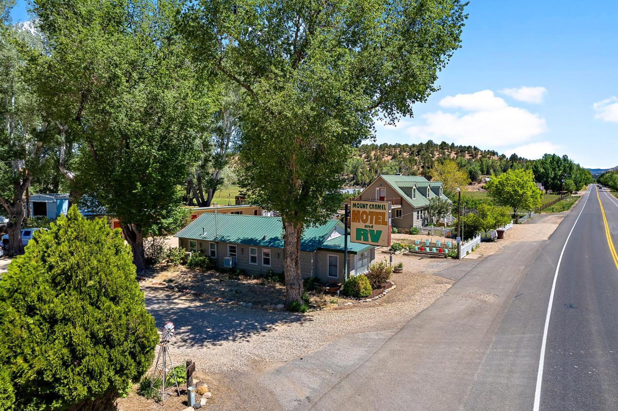 The Park Cabin At Mount Carmel Motel And Rv Park エクステリア 写真